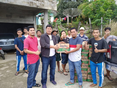 Dampingi Ketua DPRD Kuansing, Riko Nanda Serahkan Bantuan Banjir